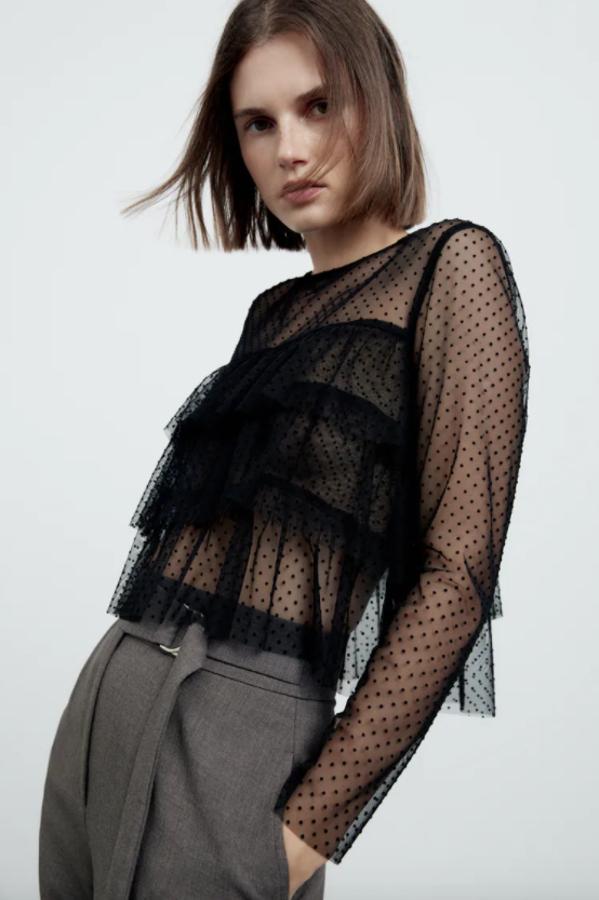 No es una blusa ni una camisa pero este cuerpo de tul es tan bonito que no nos hemos podido resistir a meterlo en esta selección. En tejido semitransparente y con cuello redondo y mangas largas, viene con detalle de volantes a tono y cierre en la espalda con abertura y botón. Cuesta 25,95 euros y está disponible entre las tallas XS y L.