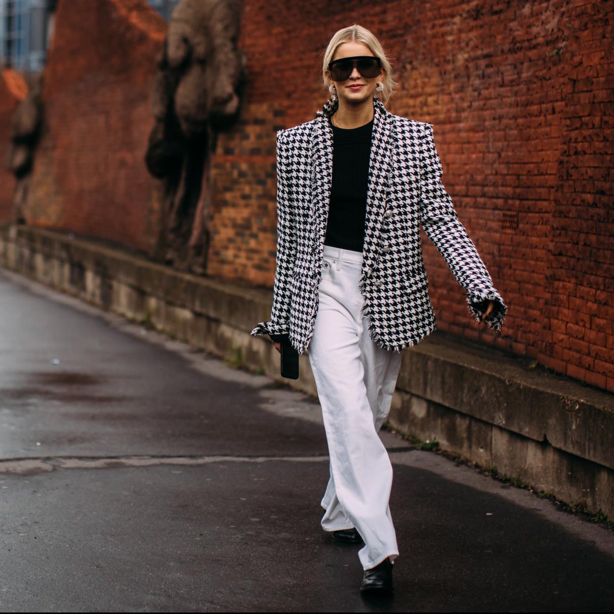 La chaqueta con estampado pata de gallo más original de la temporada está en Uterqüe (y es perfecta para tus looks con pantalones)