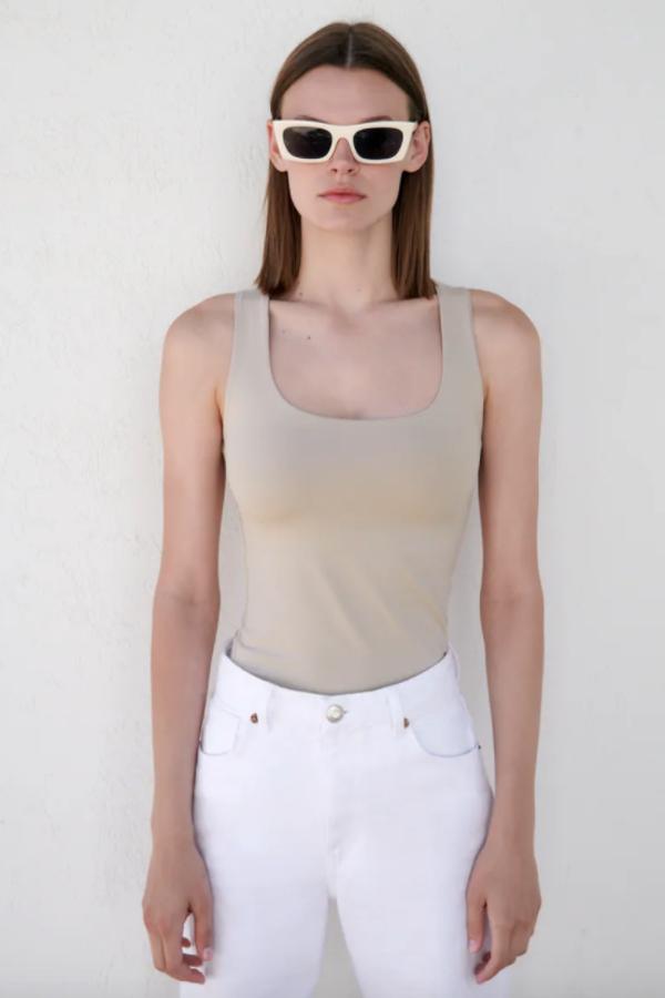 Disponible en nueve colores, entre ellos el morado claro, el rosa pastel, el rojo o el caqui, esta camiseta de diseño ajustado con tirantes anchos, cuello redondo y refuerzo en el pecho está disponible en las tallas S, M y L por 7,95 euros. 