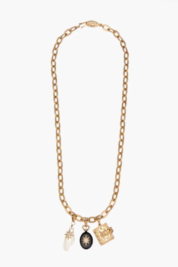 En color dorado con eslabones metálicos y colgantes en forma de mano con estrella metálica y cristal, de libro y de medalla pintada, este collar de Zara cuesta 17,95 euros. 
