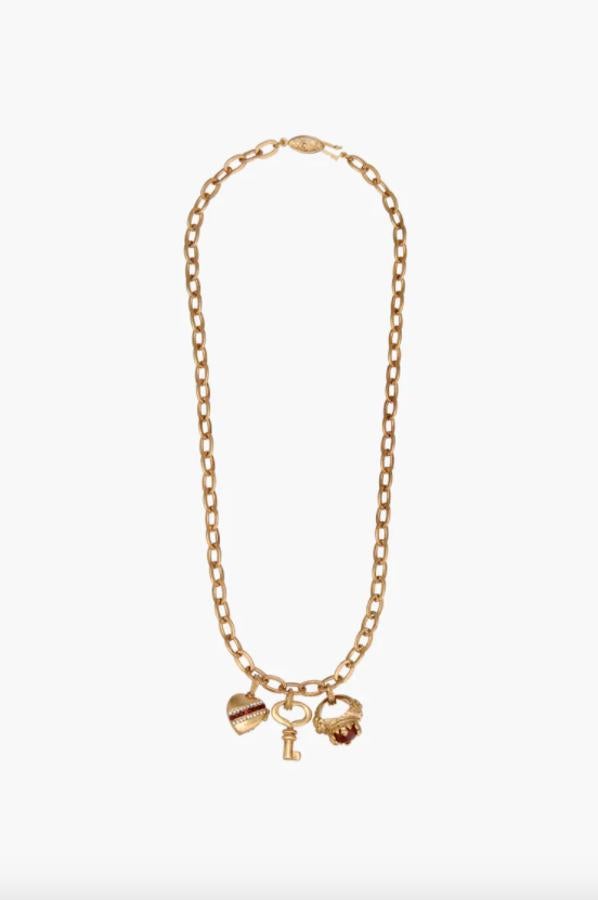 Este bonito collar dorado de eslabones pertenece a la colección edición limitada de Zara y cuenta con colgantes en forma de llave, anillo con piedra a color y corazón con detalle de cristales. Cuesta 17,95 euros. 