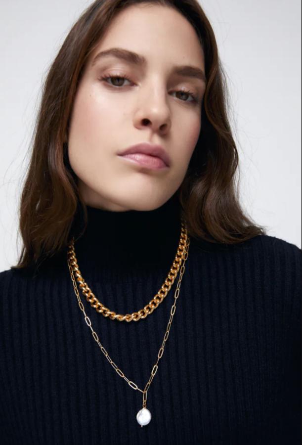 Con dos collares, uno de eslabones metálicos y otro de cadena metálica con colgante de perla natural, este pack cuesta 12,95 euros. 