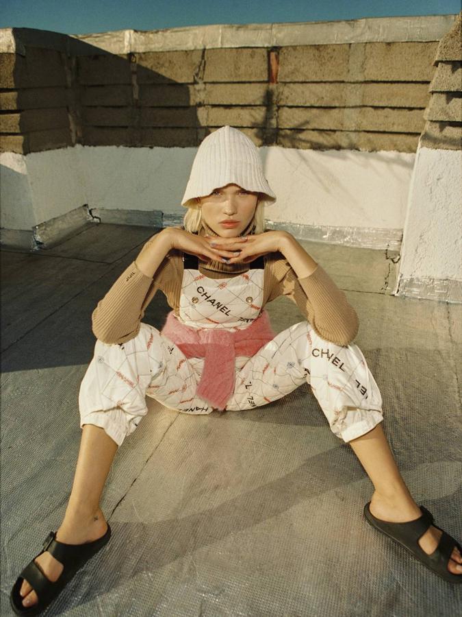 Mono de Chanel; jersey de cuello vuelto y jersey anudado a la cintura, ambos de Jijil; sombrero de Esprit y sandalias de Birkenstock.