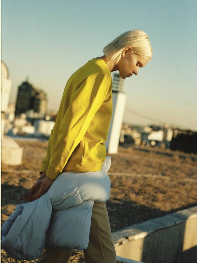 Pantalón de Nina Ricci, sudadera de CH Carolina Herrera y abrigo de Tommy Hilfiger.