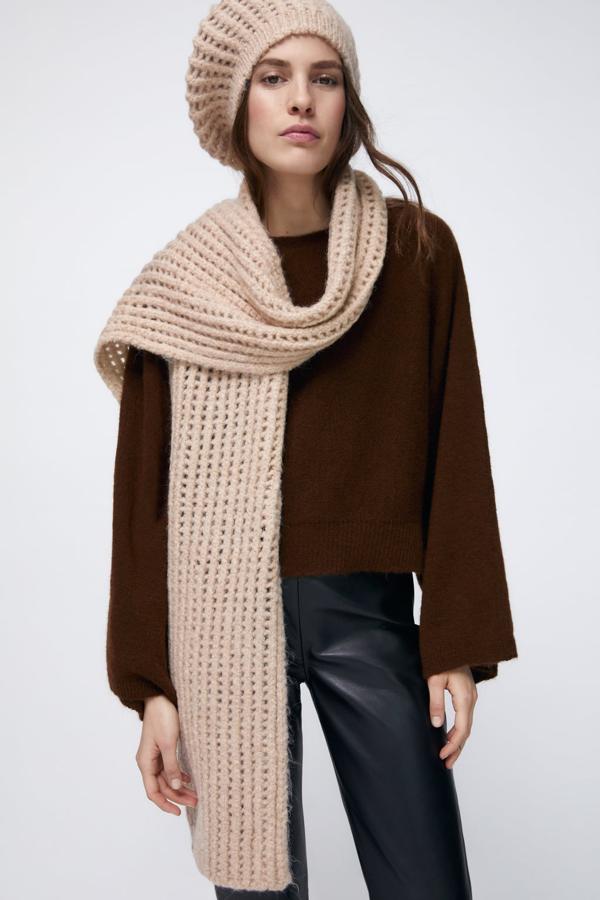 Y ya va siendo de hora de empezar a pensar en los complementos más invernales, como las bufandas. Elige un diseño calado, en un color neutro como el beige que podrás llevas con todos tus looks. Bufanda de Zara (22,99 euros)