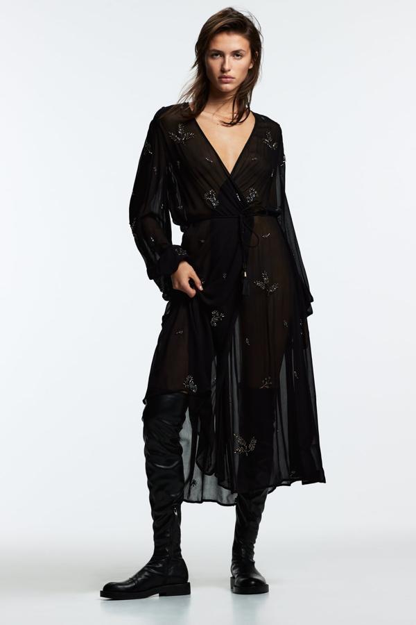 Los kimonos son otra de las prendas clave de la temporada. Y con la caída de las temperaturas empiezan a aparecer los que tienen aires de fiesta. Mucho negro y detalles de pedrería para una chaqueta que puede convertirse en vestido. Kimono de Zara (79,99 euros)