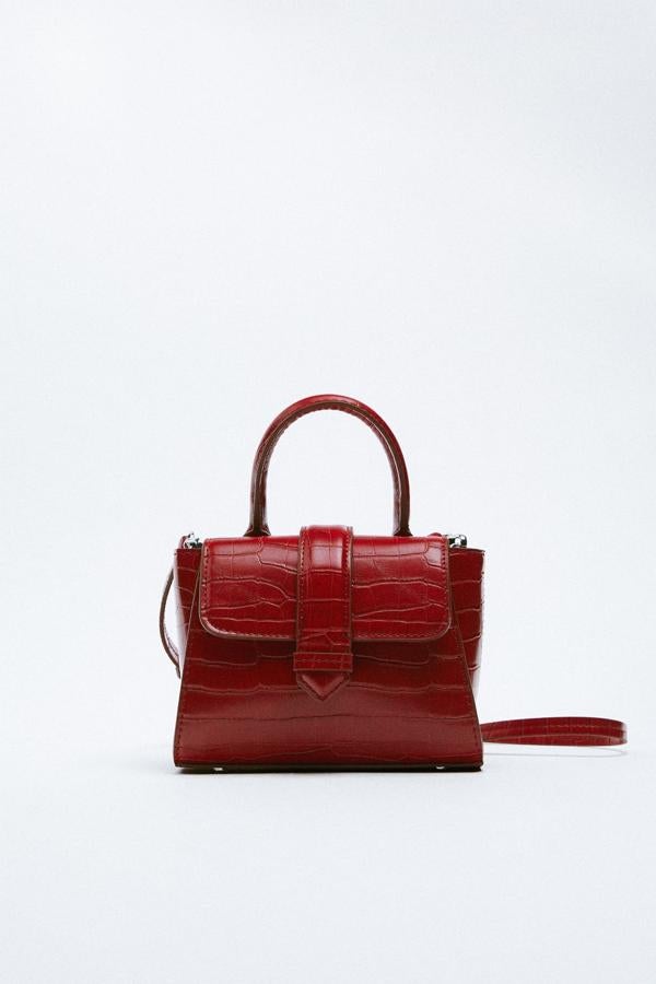 Los bolsos se llevan en tamaño mini, donde solo cabe lo justo y necesario. Elige un diseño con un color otoñal, como el burdeos, y llévalo con tus looks de fin de semana. Bolso de mano de Zara (19,99 euros)