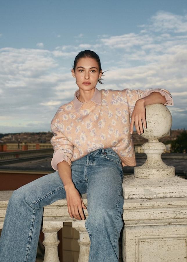 Otro jersey con estampado floral en tonos pastel que pondrá la nota dulce al duro invierno. Llévalo con tus vaqueros favoritos de tiro alto o con una falda midi y botas altas. Jersey de lana de Mango (29,99 euros). 
