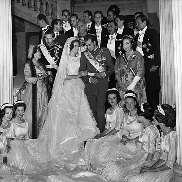 Los recién casados en el palacio real juntos a sus familias y las ocho damas de honor.
