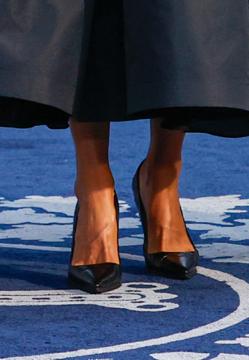 Imagen secundaria 2 - La Reina Letizia sorprende en los Premios Princesa de Asturias 2021 con un impresionante vestido made in Spain que ya es su mejor look