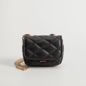 Imagen secundaria 1 - 1. Una camisa blanca con un toque diferente gracias al cuello calado de aires romantícos. (13,99 euros). 2. El clásico bolso acolchado con cadena en tamaño mini para salir de noche. Bolso negro de Mango Outlet (10,99 euros). 3. Los vaqueros wide leg no pueden faltar esta temporada. Tejanos en color caramelo de Mango Outlet. (27,99 euros). 