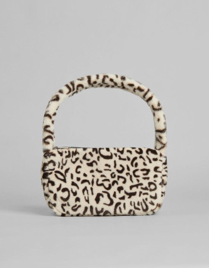 En beige con estampado animal en marrón, este bolso de hombro en efecto pelo con cierre de cremallera superior está disponible por 17,99 euros y en color granate liso.