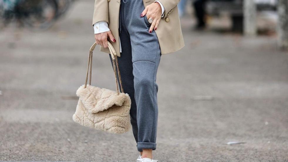 Adelántate a las tendencias y apuesta por los bolsos de Bershka en efecto pelo y borrego que van a elevar tus estilismos esta temporada