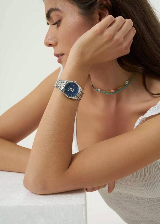 En la lista no podía faltar uno de los accesorios más clásicos: el reloj de muñeca. Este diseño de la firma española Brownie está disponible en azul, rosa y blanco. Puede ser tuyo por 49,90 €.