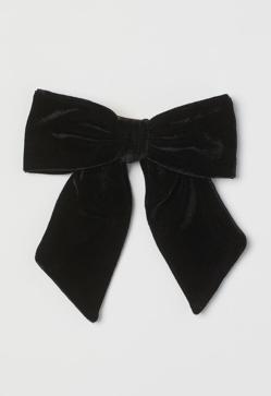 Imagen secundaria 2 - El truco de las royal, famosas e influencers para conseguir un peinado fácil y rejuvenecedor: un lazo negro que ya es tendencia y que está en el low cost