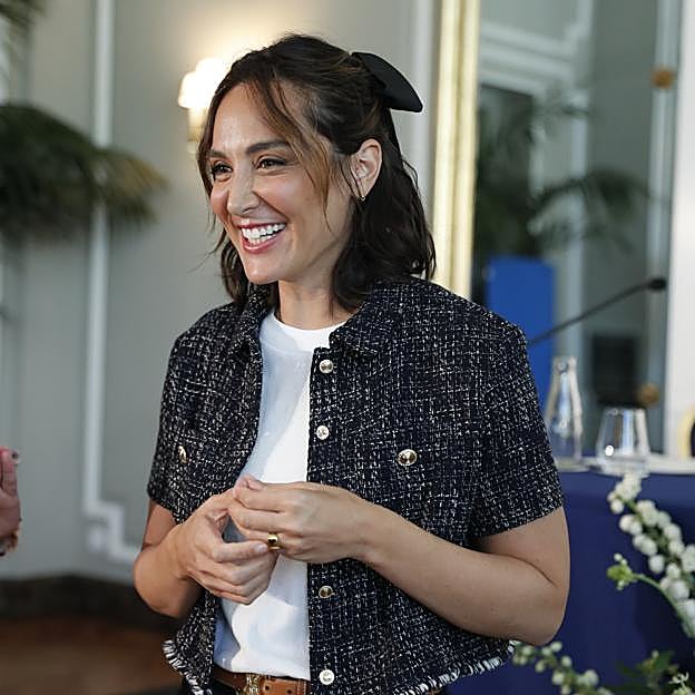 Imagen principal - El truco de las royal, famosas e influencers para conseguir un peinado fácil y rejuvenecedor: un lazo negro que ya es tendencia y que está en el low cost