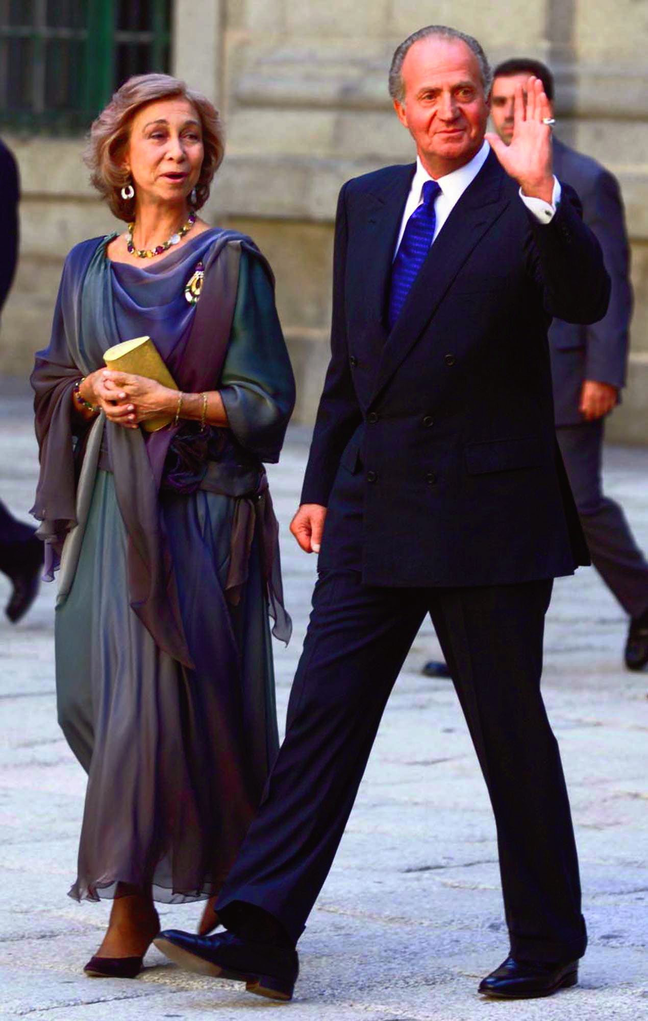 En 2002, para acudir en San Lorenzo de El Escorial a la boda de Ana Aznar y Alejandro Agag, doña Sofía apostó por un diseño en gasa tornasolada elegantísimo y muy favorecedor.