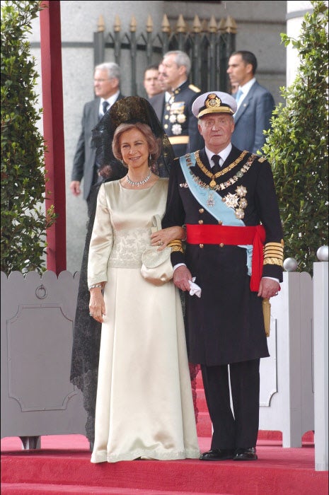 El 22 de mayo de 2004 todas las miradas se centraron en el imponente  vestido de novia de Pertegaz de Letizia Ortiz , pero no podemos olvidar la lección de elegancia que dio la Reina Sofía, que lució perfecta en su papel de madrina con este sencillo vestido color champagne con detalles bordados de Margarita Nuez. Como complementos, un collar de diamantes, esmeraldas y perlas y la protocolaria mantilla negra.