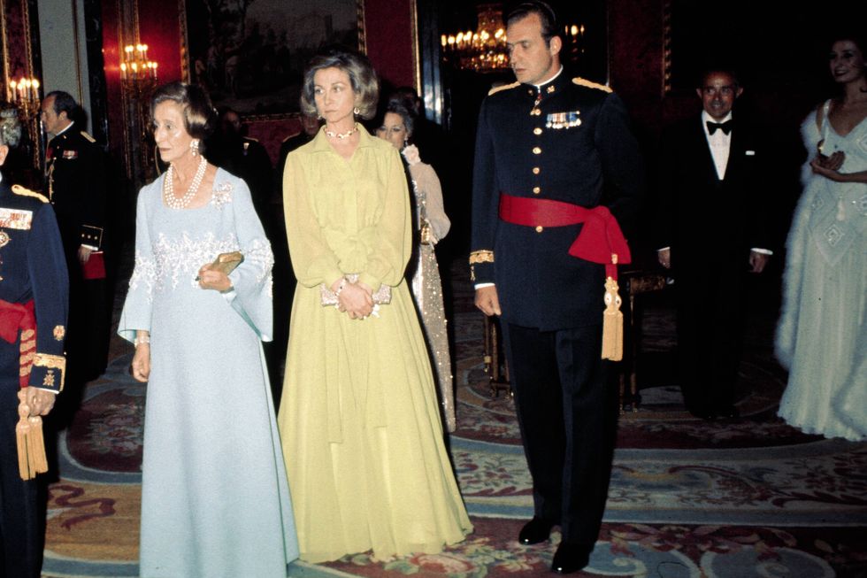 Meses antes de que se convirtieran en Reyes de España, aún en su papel de príncipes herederos, Don Juan Carlos y Doña Sofía recibieron en el Palacio de El Pardo de Madrid al Presidente de EE.UU. Gerald Ford. Para aquella cita, doña Sofía apostó por un elegantísimo vestido camisero de gasa color pistacho que no solo le sentaba como un guante: casi 60 años después, sigue estando de plena tendencia.