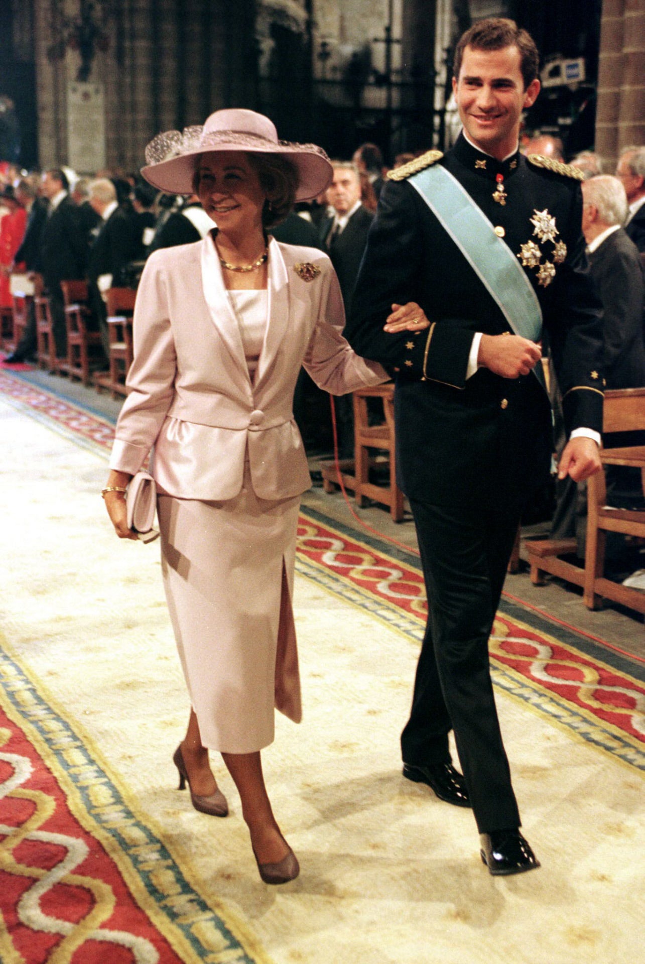 En la boda de la Infanta Cristina e Iñaki Urdangarín en Barcelona en 1997 doa Sofía dio un aauténtica lección de cómo debe ir la madre de la novia en una ceremonia de día. Impecable, su traje rosa empolvado fue obra de Margarita Nuez, su diseñadora de cabecera durante años.