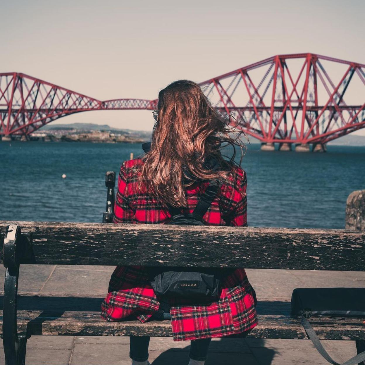 La cazadora de Zara con estampado de cuadro escocés que es perfecta para tus looks con pantalones y ya se está agotando