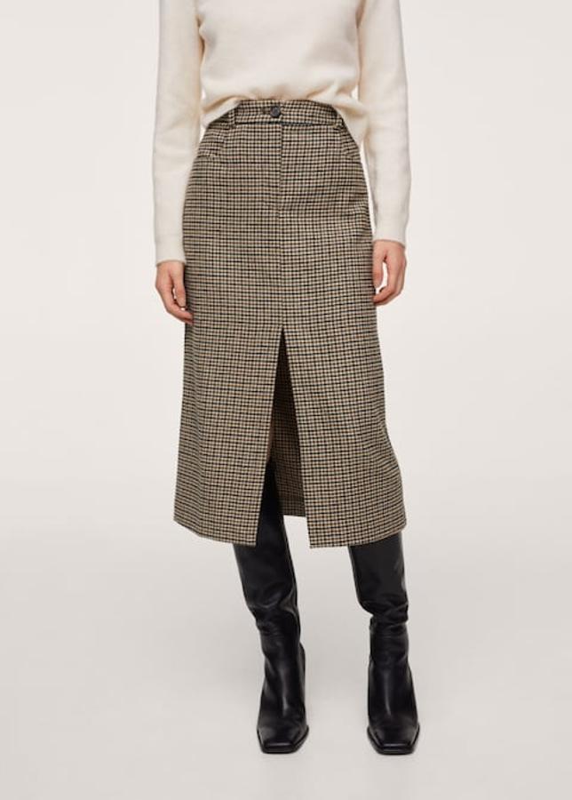 Estampado de pata de gallo en marrón y negro sobre fondo beige para esta falda de diseño recto midi con dos bolsillos laterales y abertura en el bajo en la parte delantera. Disponible entre las tallas 32 y 46, cuesta 29,99 euros. 