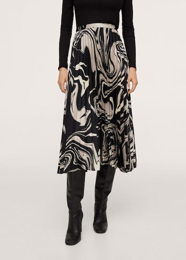 Esta bonita falda plisada en negro y crema con estampado marmoleado y confeccionada en tejido fluido es de diseño midi evasé, tiene el tiro alto y está disponible entre las tallas XS y XL por 39,99 euros. 