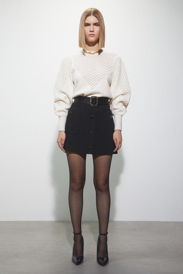 En blanco nata, con canesú calado en cuerpo y hombros, este jersey de cuello redondo y mangas acabadas en puño canalé tiene un precio de 25,99 euros y está disponible en las tallas S, M y L. 