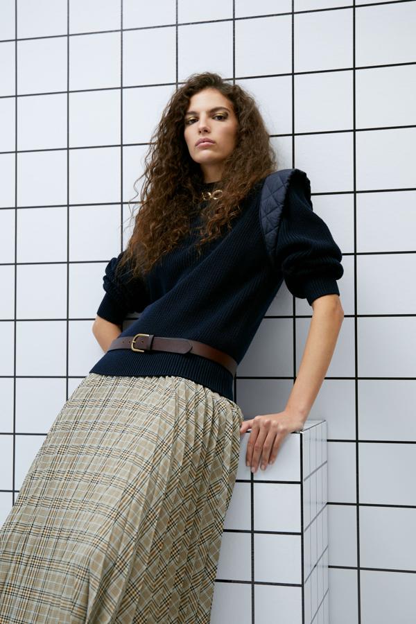 Con cuello caja y detalle de hombreras acolchadas, este jersey negro de Sfera en color negro tiene un precio de 29,99 euros y está disponible en las tallas S, M y L. 