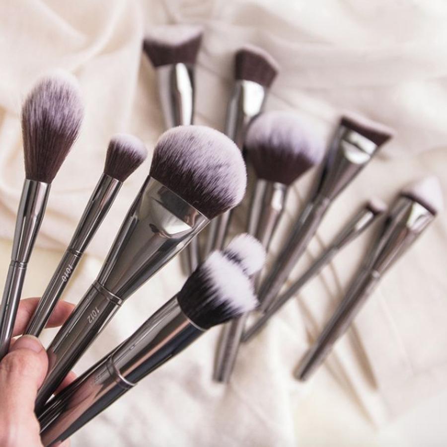 Se trata de una firma española que fabrica sus brochas de manera artesana. Cuentan con tres familias de brochas de alta calidad y accesorios como limpiador, mantas, neceseres o estuches para almacenar las brochas. Se pueden comprar en diferentes puntos de venta tanto físicos como online.