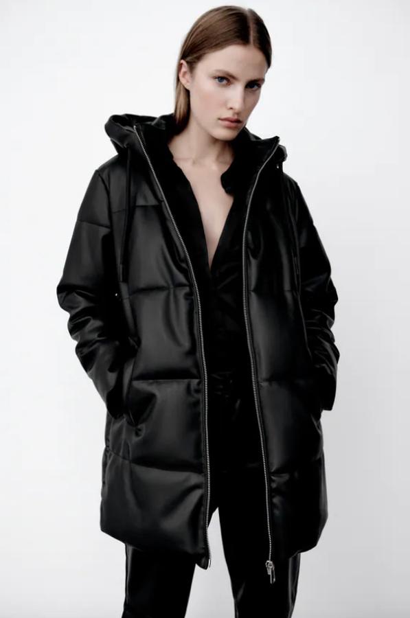 Diseño acolchado con cuello subido y capucha ajustable con cordones para este abrigo en efecto piel que podemos encontrar en Zara en negro o en crudo. Con mangas largas acabadas en puño interior elástico combinado a tono y bolsillos laterales con forro polar, tiene cierre frontal de cremallera y cuesta 79,95 euros. Podemos encontrarlo entre las tallas XS y XXL. 
