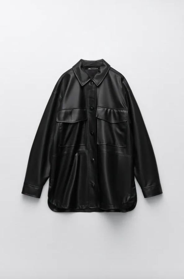 De cuello solapa y mangas largas acabadas en puño, esta sobrecamisa negra en efecto piel de Zara viene con bolsillos de plastrón con solapa en delantero y bajo con aberturas laterales. Cuesta 29,95 euros y podemos encontrarla entre las tallas XS y XXL. 