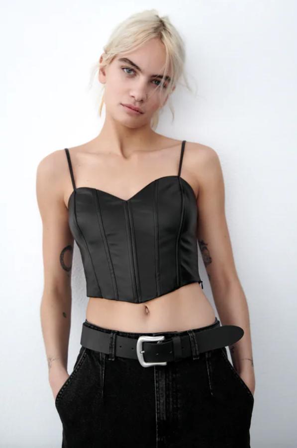 Escote corazón y tirantes finos para este top cropped de Zara en color negro y efecto piel que cuesta 19,95 euros y está disponible entre las tallas XS y XXL. 