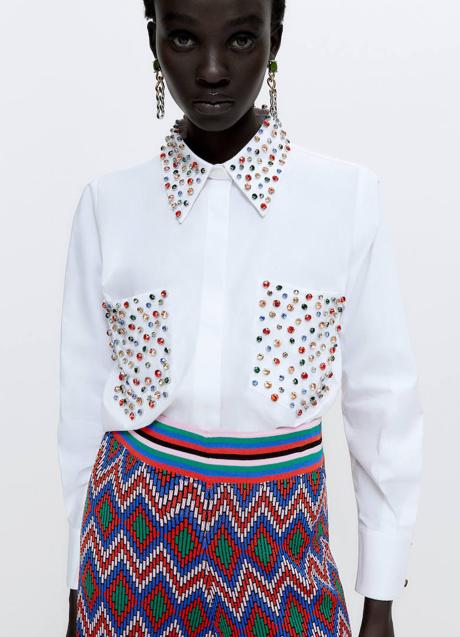 Imagen - El modelo con brillos tiene un cuello clásico