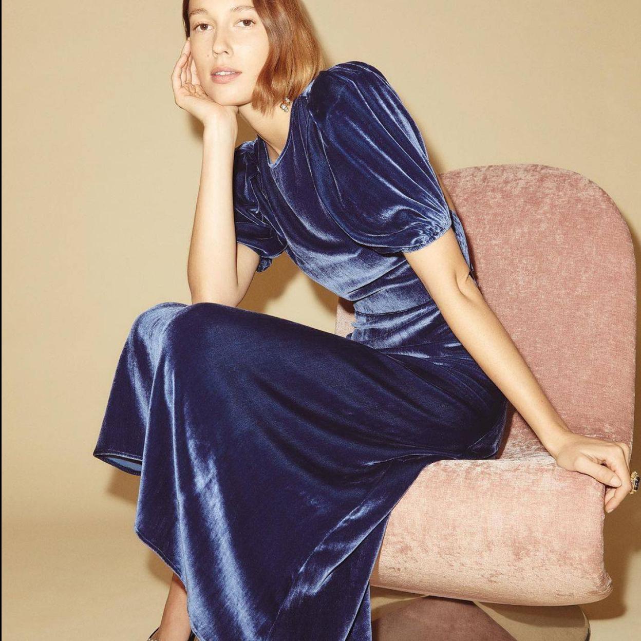 Pincha en la imagen para ver Mini, midi o maxi, los románticos vestidos de flores de H&M son perfectos para llevar con botas y gabardina