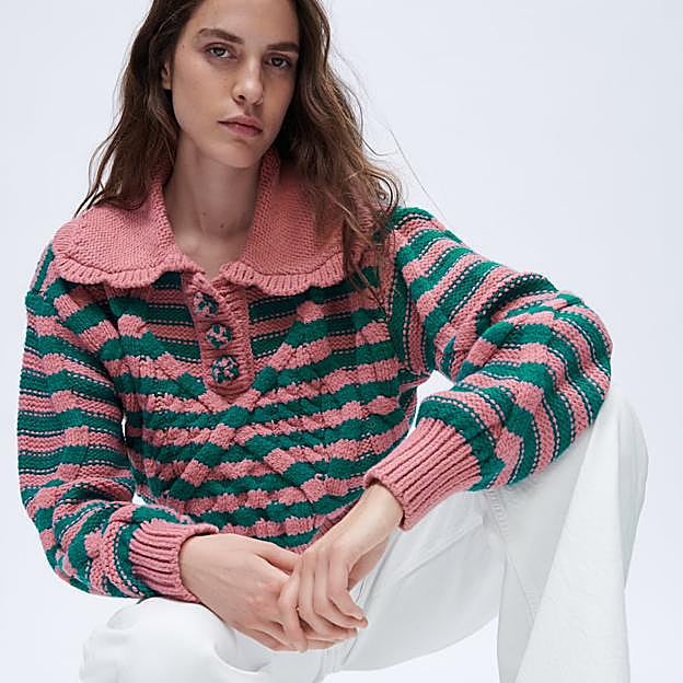 Imagen principal - 1. Jersey con rayas de color rosa y verde con botones forrados (39,99 euros). 2. Jersey corto con mangas abullonadas y rayas de color rojo y azul de Zara (22,99 euros). 3. Jersey de rayas en color naranja, crudo y negro de Zara (49,99 euros). 