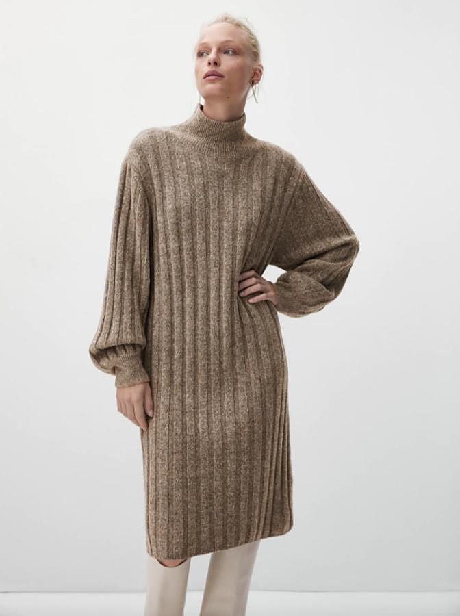 En marrón topo, con cuello alto y bajo por encima de la rodilla, este vestido de canalé de Massimo Dutti es de diseño holgado y mangas amplias acabadas en puño. Tiene un precio de 79,95 euros y está disponible entre las tallas XS y L.