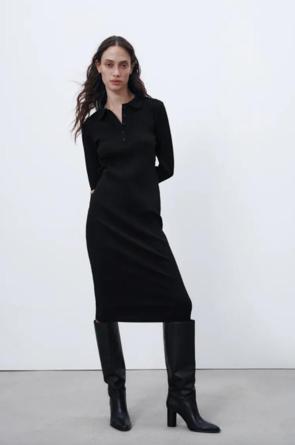 Con cuello de solapa y mangas largas, este vestido de canalé de Zara que podemos encontrar en verde, en negro y en marrón viene con cierre frontal de botones y podemos encontrarlo en las tallas S, M y L por 19,95 euros. 