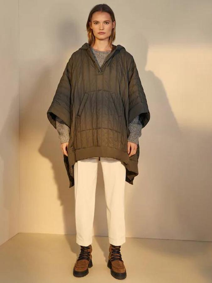 Capa técnica oversize con capucha en color verde oscuro de Massimo Dutti. 129 euros
