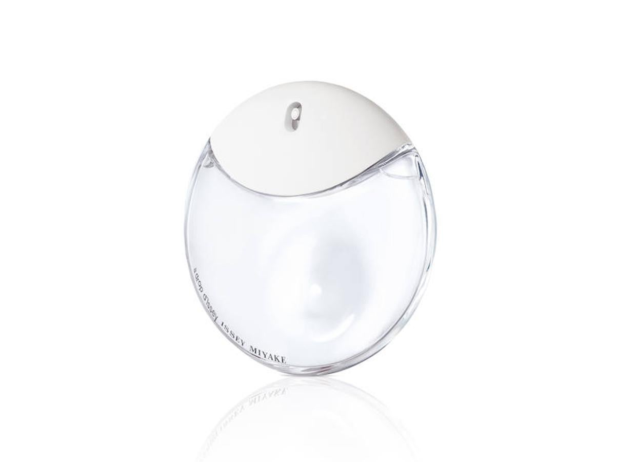 Después de casi 30 años del icónico L’Eau d’Issey, llega esta fragancia alegre, optimista e innovadora. Inspirada en la naturaleza, pero pasada por el tamiz de la tecnología, el protagonismo de esta esencia es una nota de lila moderna creada en el laboratorio, que se combina con el aroma de flor de azahar y un acorde de leche de almendra. El punto final lo ponen la madera de cedro y la esencia de vainilla.