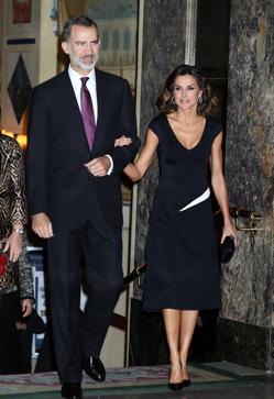 Imagen secundaria 2 - La Reina, en 2020 de Armani, de Dries van Noten en 2019 y de Carolina Herrera en 2019.