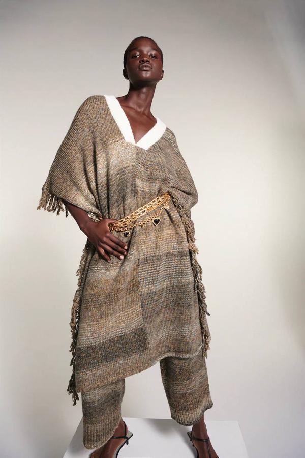 Poncho de punto rústico con detalles de flecos en marrón de Zara. 49,95 euros