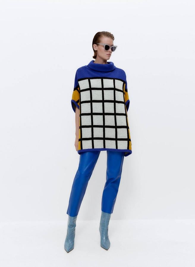 Poncho con cuello vuelto y cuadricula en azul klein de Uterqüe. 69 euros