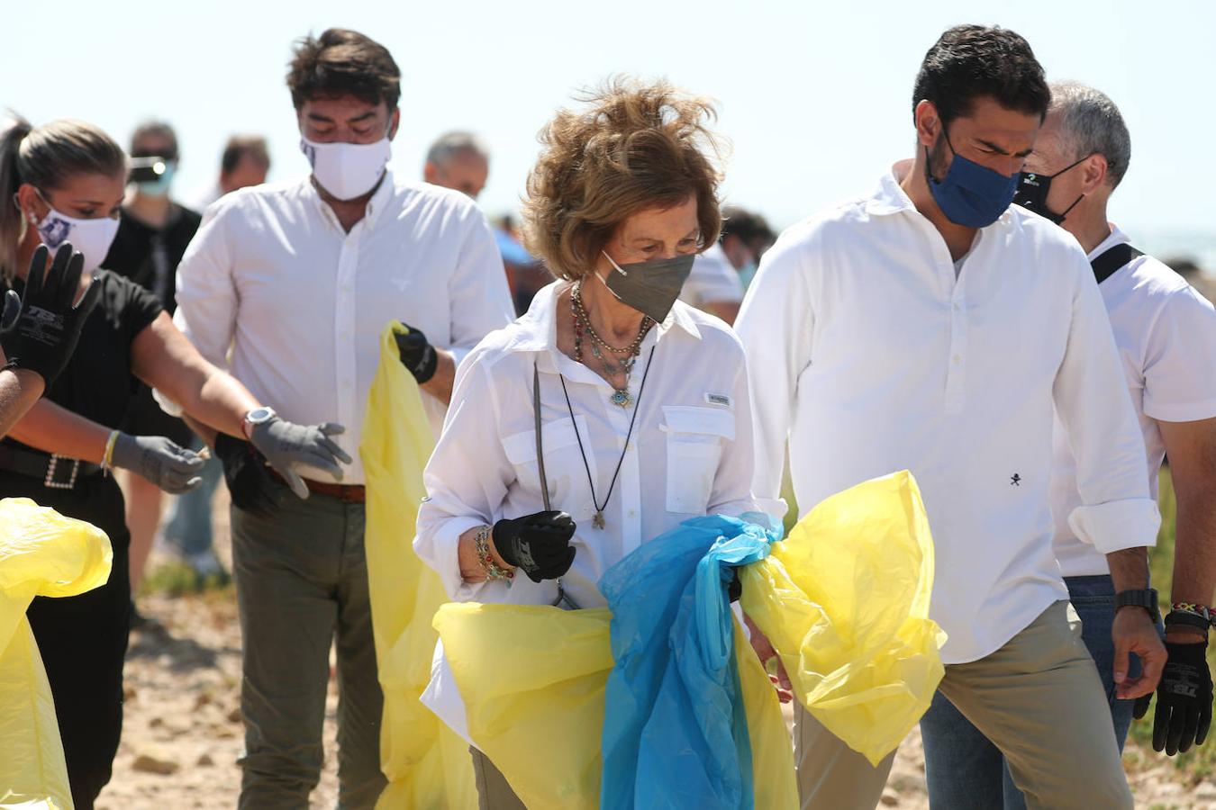 Reina Sofía en la campaña internacional “Proyecto Libera: 1m2 por las playas y los mares” en la playa de la Almadraba, Alicante. Septiembre 2021.