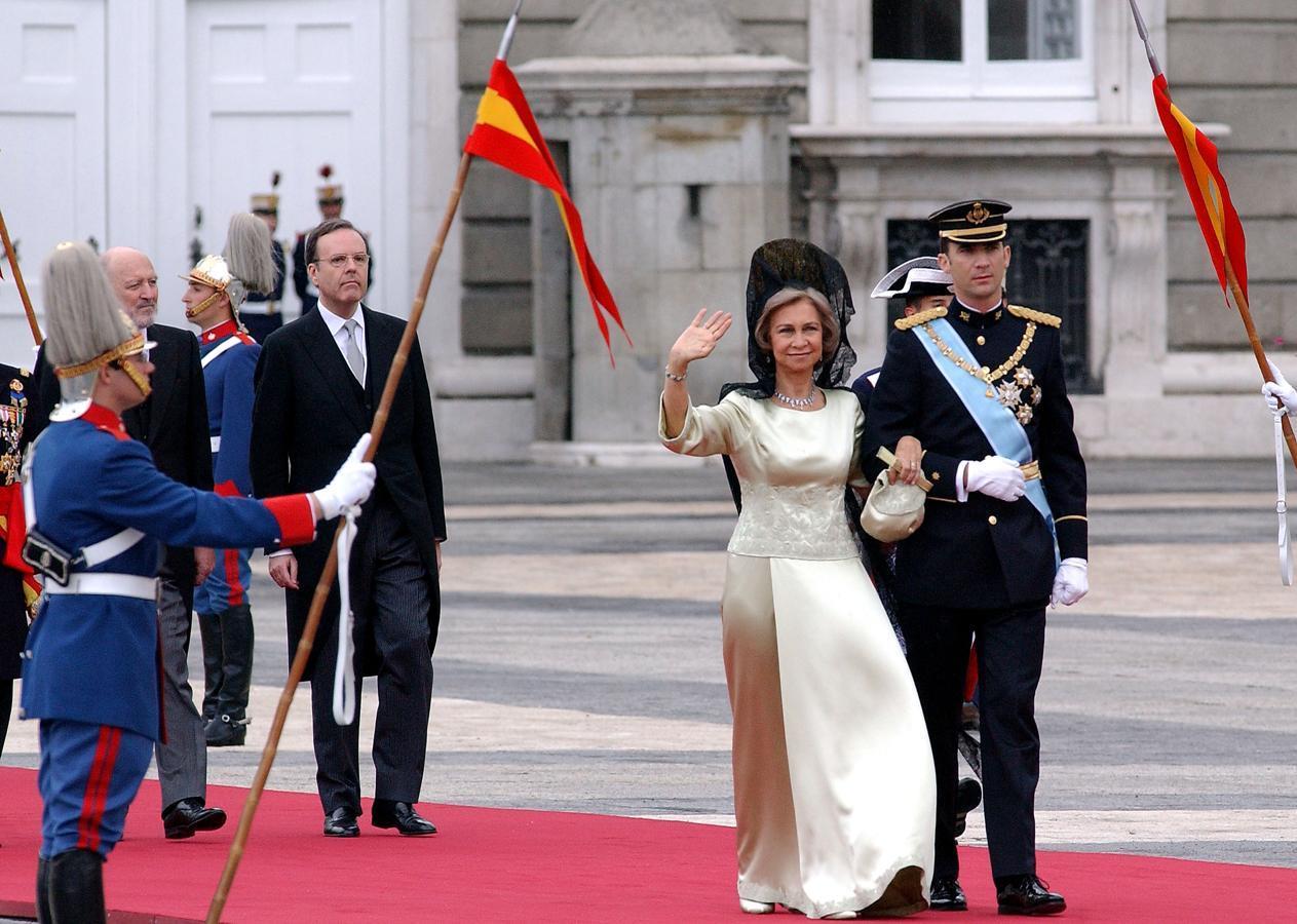 La Reina Sofía ejerció de madrina en la boda de don Felipe y doña Letizia en Madrid, el 22 de abril de 2004.