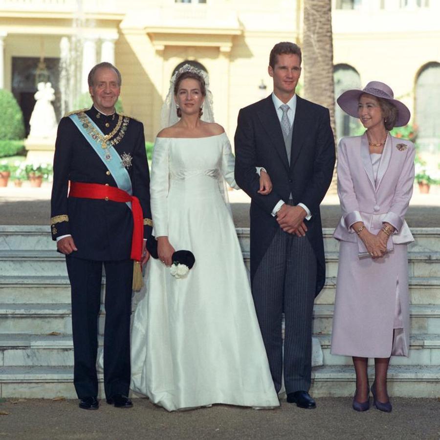 La Reina Sofía, elegantísima el día de la boda de su hija Cristina con Iñaki Urdangarín, que se celebró el 4 de octubre de 1997 en la catedral de Santa Eulalia de Barcelona.