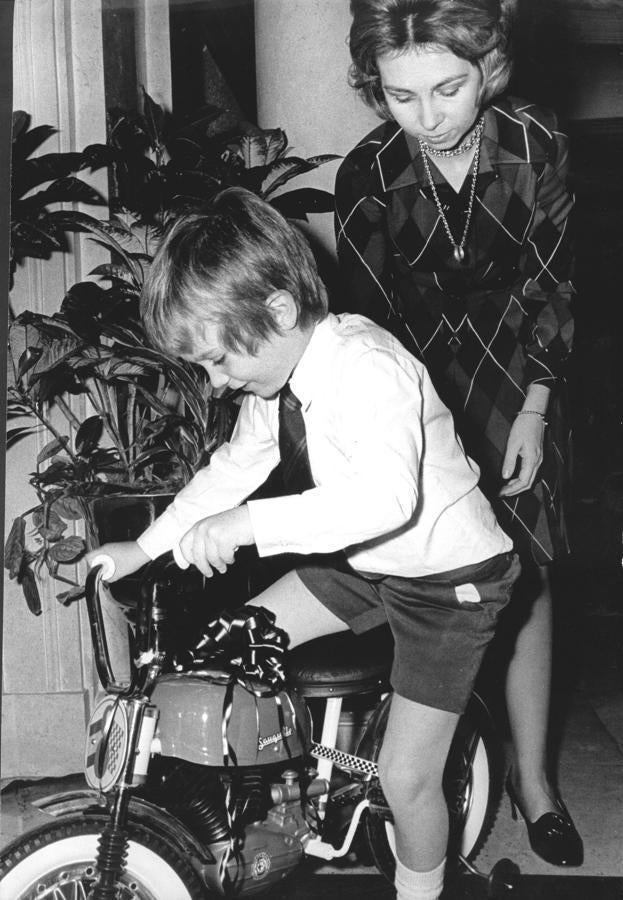 Entrañable imagen de la entonces Princesa Sofía junto a su hijo Felipe.