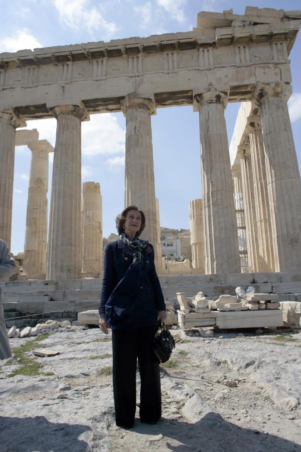 La Reina Sofía visita la Acrópolis de Atenas durante una visita en 2011 a su país de origen, Grecia.