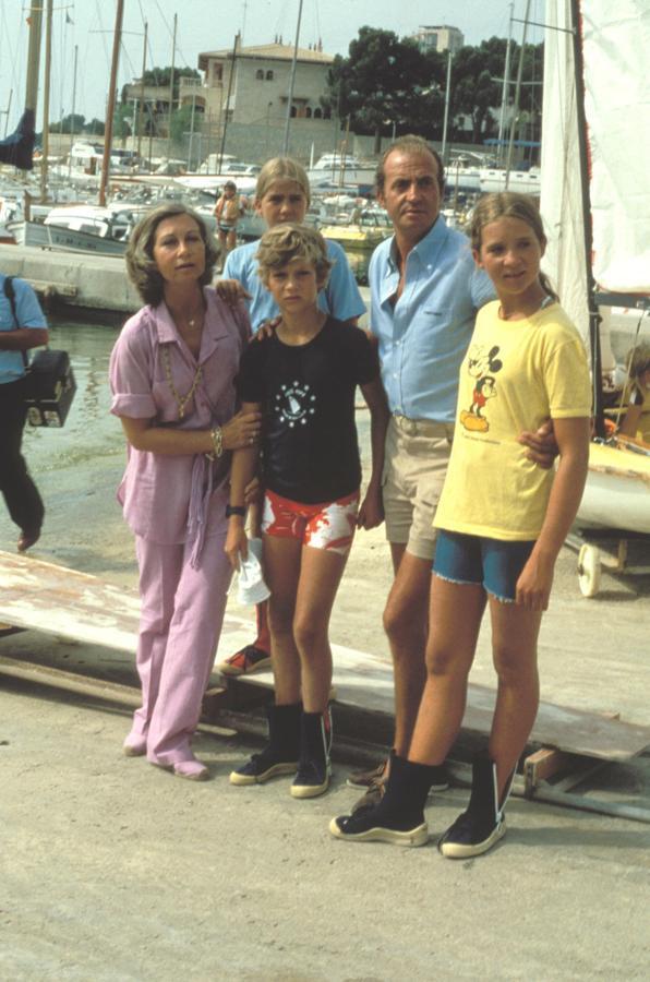 Divertida imagen familia real durante sus vacaciones estivales en Palma de Mallorca.