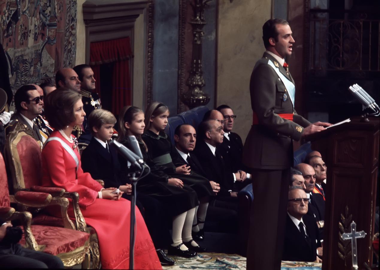 Doña Sofía siguió atenta junto a sus hijos el discurso de proclamación de Don Juan Carlos como Rey de España el 22 de noviembre de 1975.